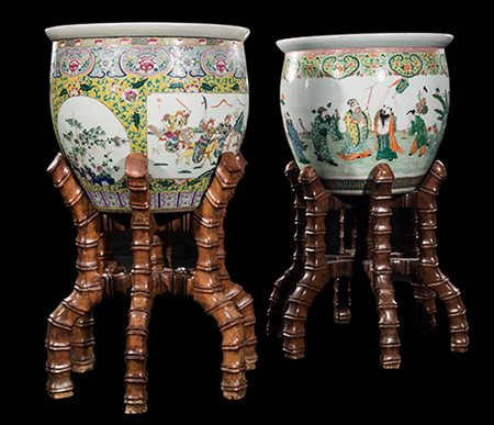 Jingdezhen (Jiangxi) ?, XVII-XX secolo Due vasi a corpo ovoidale, del tipo...