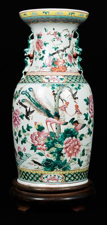 Cina. Canton Vaso a corpo ovoidale, 1960 circa Porcellana a smalti policromi...