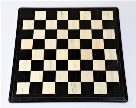 MANIFATTURA ITALIANA DEL XIX SECOLO Piano da gioco in ebano e avorio. . Cm...
