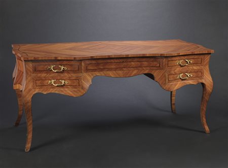 MANIFATTURA ITALIANA Scrivania da centro in stile Luigi XV interamente...