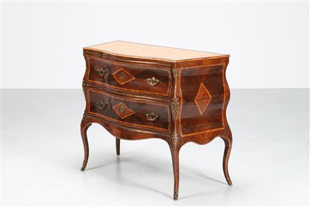 MANIFATTURA SICILIANA DEL XVIII SECOLO Cassettone e due comodini lastronati e...