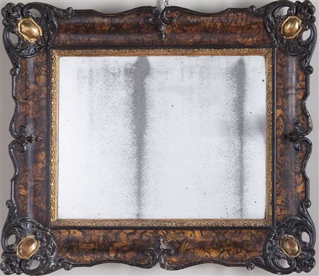 MANIFATTURA ITALIANA Cornice sagomata dipinta a imitare la radica nello stile...