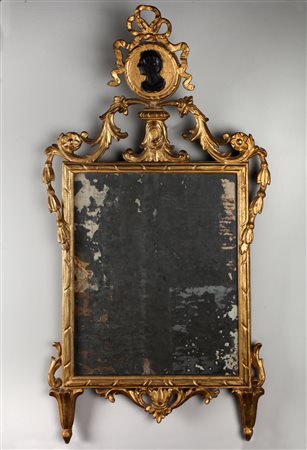 MANIFATTURA ITALIANA DEL XIX SECOLO Specchiera in legno dorato decorata a...