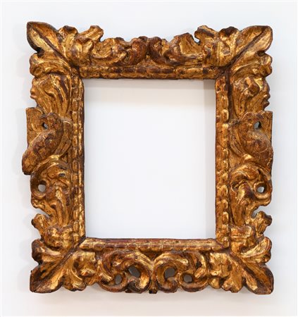 MANIFATTURA ITALIANA DEL XVII SECOLO Cornice intagliata con foglie stilizzate...
