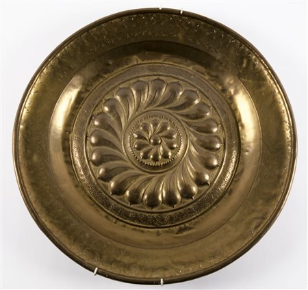 MANIFATTURA ITALIANA DEL XVII SECOLO Piatto elemosiniere in rame sbalzato,...