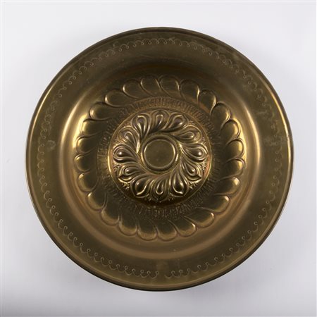 MANIFATTURA ITALIANA DEL XVII SECOLO Piatto elemosiniere in rame sbalzato,...