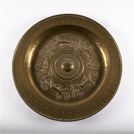 MANIFATTURA ITALIANA DEL XVII SECOLO Piatto elemosiniere in ottone sbalzato,...