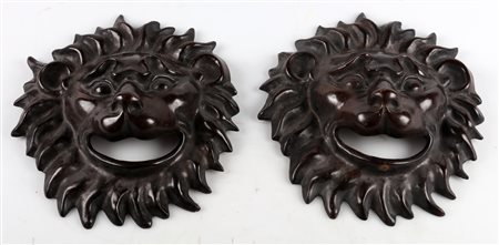 MANIFATTURA VENETA DEL XIX SECOLO Coppia di maniglie da portone in bronzo di...