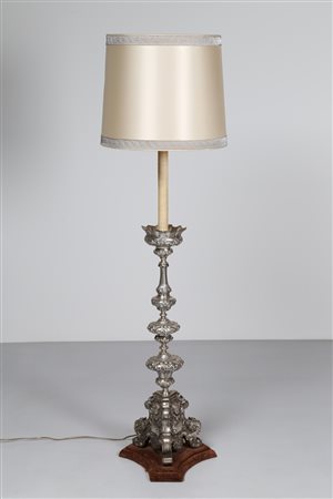 MANIFATTURA ITALIANA DEL XVIII SECOLO Candeliere in rame argentato adattato a...