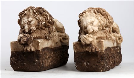 MANIFATTURA ITALIANA Coppia di leoni, su base squadrata. Marmo. Cm 29,00 x...