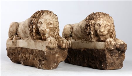 MANIFATTURA ITALIANA Coppia di leoni, su base squadrata. Marmo. Cm 29,00 x...