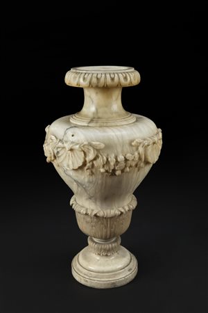 FRANCIA, XIX SECOLO Vaso in alabastro scolpito a motivi fogliacei e...