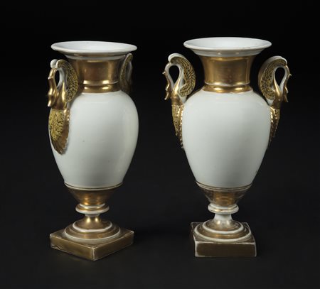 FRANCIA, XIX SECOLO Coppia di vasi in porcellana smaltata con prese a guisa...