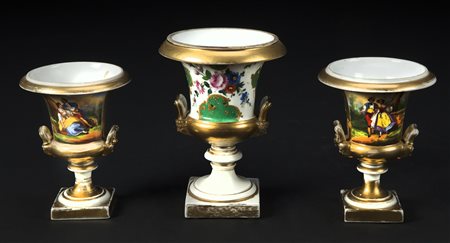 MANIFATTURA FRANCESE DEL XIX SECOLO Tre vasi Parigi di misure diverse,...