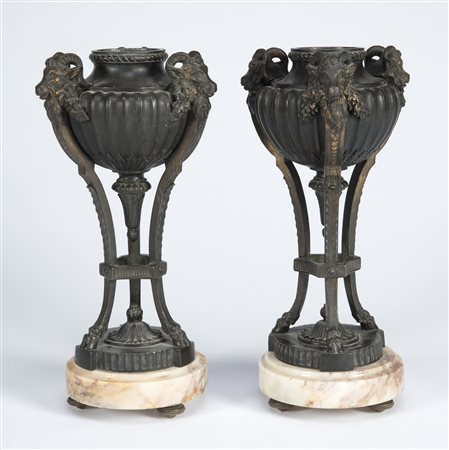 FRANCIA, XIX SECOLO Coppia di vasi in bronzo decorati con teste caprine....