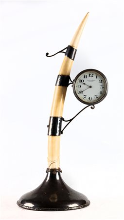 INGHILTERRA, XIX SECOLO Zanna in avorio montato con base in argento e...