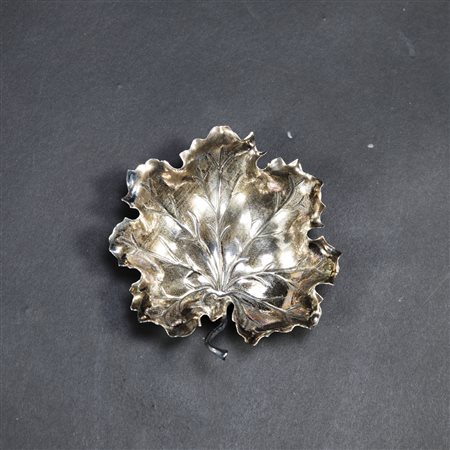 BUCCELLATI MARIO Foglia di vite. Argento. Cm 8,50 x 8,00 x 1,50. Al retro...