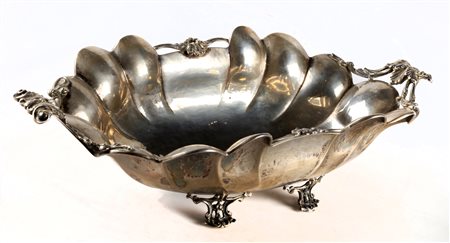 ARGENTIERE DEL XX SECOLO Cestino in argento. . Cm 40,00 x 10,00 x 19,00.