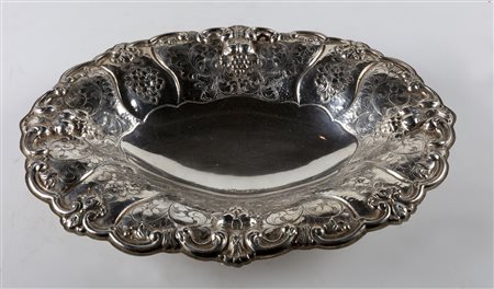 ARGENTIERE DEL XX SECOLO Cestino in argento di forma ovale sagomata e...