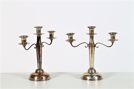 MANIFATTURA ITALIANA DEL XX SECOLO Coppia di candelabri in argento. . Cm...
