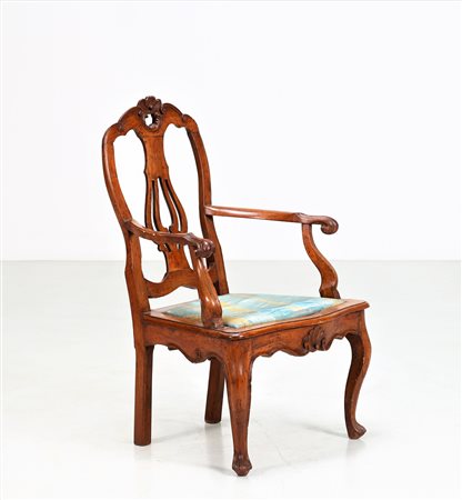 MANIFATTURA VENETA DEL XVIII SECOLO Poltrona in noce intagliato, spalliera...
