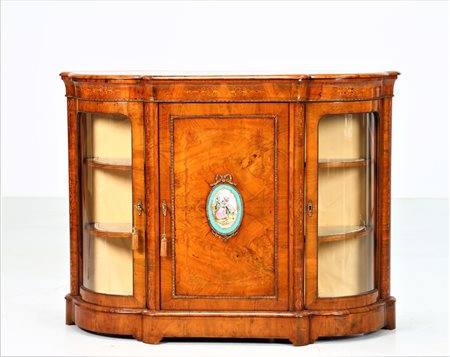 MANIFATTURA INGLESE DEL XIX SECOLO Credenza in radica di tuja, a tre ante,...