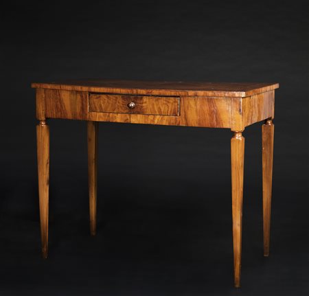 MANIFATTURA LOMBARDA DEL XVIII SECOLO Tavolino da centro con cassetto...