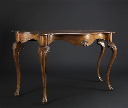 MANIFATTURA VENETA DEL XVIII SECOLO Console Luigi XV in legno di noce, piano...