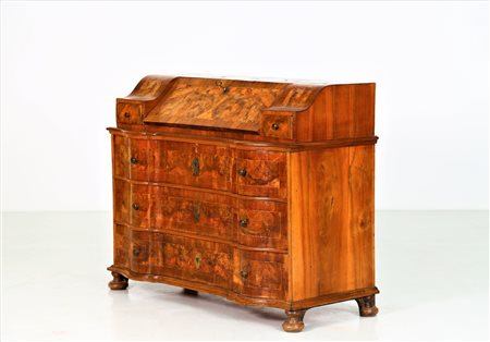 MANIFATTURA VENETA DEL XVIII SECOLO Ribalta in legno e radica di noce a tre...