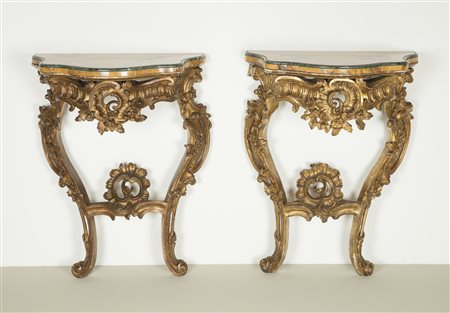 MANIFATTURA DEL XVIII SECOLO Coppia di Consolles intagliate e dorate a motivi...