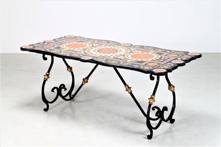 MANIFATTURA ITALIANA DEL XX SECOLO Piano sagomato in marmi diversi con...