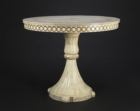 MANIFATTURA DEL XIX SECOLO Tavolo circolare con corpo in legno lastronato in...