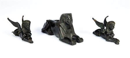 MANIFATTURA FRANCESE DEL XIX SECOLO Gruppo di tre sfingi in bronzo brunito di...