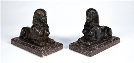 MANIFATTURA FRANCESE DEL XIX SECOLO Coppia di Sfingi in bronzo brunito,...