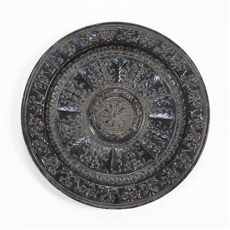 MANIFATTURA PORTOGHESE DEL XVII SECOLO Piatto elemosiniere in terracotta...