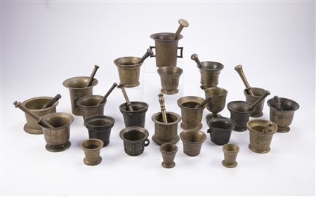 MANIFATTURA DEL XVII SECOLO Gruppo di 23 antichi pestelli in bronzo, epoche...