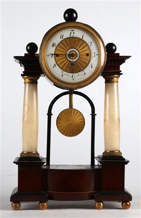 MANIFATTURA VENETA DEL XVIII SECOLO Orologio da mensola "a portico" in legno...