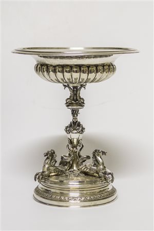 STATO PONTIFICIO (XIX SECOLO) Alzata in argento. . Cm 29,00 x 34,50. Base...