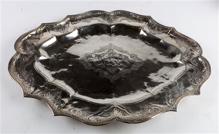 ARGENTIERE MILANESE DEL XVIII SECOLO Piatto da parata in argento. . Cm 34,00...
