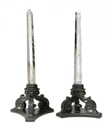 MANIFATTURA DEL XX SECOLO Coppia di obelischi in cristallo di rocca con basi...