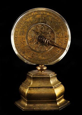 MANIFATTURA TEDESCA DEL XVII SECOLO Calendario da tavolo in metallo con...