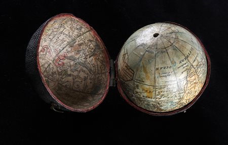 HILL NATHANIEL (n. 1754) Globo terrestre tascabile in carta pesta e gesso...