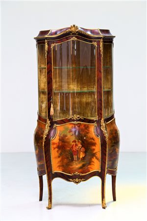 MANIFATTURA FRANCESE DELLA FINE DEL XIX SECOLO Vetrina bombata in stile Luigi...