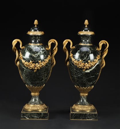 MANIFATTURA FRANCESE DEL XIX SECOLO Coppia di vasi in marmo verde con...