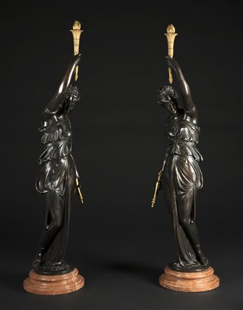 MANIFATTURA DELLA FINE DEL XIX SECOLO Coppia di torciere in bronzo brunito...