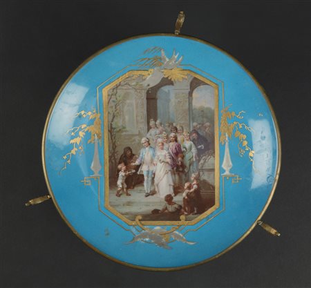 MANIFATTURA FRANCESE DEL XIX SECOLO Piatto in porcellana dipinta a fondo...