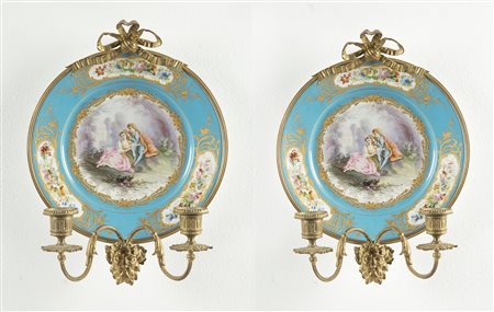 MANIFATTURA FRANCESE DEL XIX SECOLO Coppia di piatti montati con bronzi...