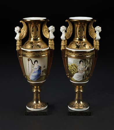 FRANCIA, PERIODO DELL'IMPERO Coppia di vasi in porcellana dorata con riserve...