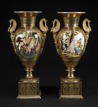 FRANCIA, XIX SECOLO Coppia di vasi in porcellana dorata, riserve decorate con...