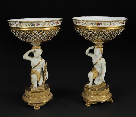 FRANCIA, PERIODO DELL'IMPERO Coppia di alzate in biscuit parzialmente dorato...